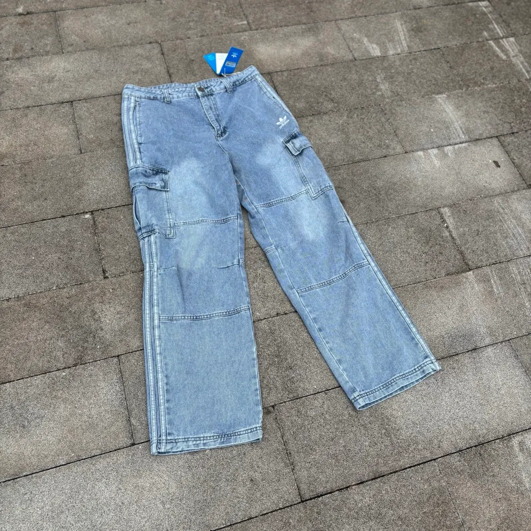 𝟭𝟬𝟰𝟵𝟲# Exclusive real shot/difference between various stolen pictures and online version on the market [𝗮𝗱𝗶𝗱𝗮𝘀 Clover three-stripe workwear embroidery𝗹𝗼𝗴𝗼 jeans] Retro cool ceiling, one pant to confer gods/Versatile men and women Same Style ✅Full set of 1:1 customized accessories ➕Customized three-label ➕𝗬𝘂𝗮𝗻 version hangtag ➕𝗹𝗼𝗴𝗼 packaging bag🔥 ➕Scan the tag to enter the official website. ✅Top Original version, ins Xiaohongshu Getwu Kuaishou and many bloggers wear it. 💥 Weld sports genes and workwear aesthetics together! This pair of clover pants can be worn all year round. ✅ Classic clover is full of DNA. The iconic three stripes + White clover logo on the side are full of retro feeling and full of recognition. At a glance, you can see the high-end feeling of Adidas, and the trendy identity is directly sealed. ✅ Workwear + denim double buff superposition, heavy denim fabric + three-dimensional large pocket workwear design, stiff and stylish without collapse, Wear-Resistant, with a retro feel as you wear it, and an American street feel. ✅ The fairy wide-leg version, the king of hiding fat and slimming. High waist + slightly wide straight cut, perfectly modify the leg shape, pear-shaped body, thick legs stars are directly welded to the body! Your legs will become 30 to 70 minutes longer in seconds, and you will feel relaxed when walking. ✅ Full of details, high quality, neat open stitching, three-dimensional multi-pocket design, practical and stylish; complete original tags, restored Authentic details, full of upper body comfort, suitable for daily commuting, going out on the street, and going out on the street. ⭕The high version of the best products🐮is different from the junk products in the market🗯️The same picture but different prices means different versions. ❌Don’t be fooled by the same copywriters and pirated pictures from outside that mix and distribute high-luxury pictures at low prices. After comparing the quality, you will know where the gap is. Don’t lie. I don’t guarantee that my products are the cheapest, but I definitely guarantee that they are worth every penny of your hard-earned money! ‼ ️We don’t slash prices or lower prices, we supply products with heart and only make high-end versions!!! Breasts Jimei must see the details of my home clearly, the pictures of my home are all taken by the owner himself❤️ Color: Blue Size: S-2XL